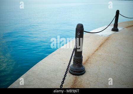 Les chaînes de sécurité attaché à metal sur une section courbe bollards du Navy Pier, Chicago, Illinois, au-dessus d'une mer calme Banque D'Images