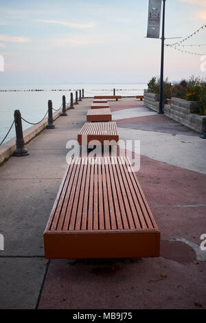 Rangée de bancs vides sur le Navy Pier, Chicago, Illinois recule le long de la promenade avec vue sur l'océan Banque D'Images