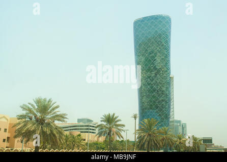 ABU DHABI, UAE - 5 novembre : le capital Gate Tower sur le 5 novembre 2013 à Abu Dhabi, c'est certifié comme la plus éloignée du monde par l'homme se penchant dans le monde. Banque D'Images