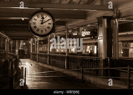 A la veille du Northern Belle restauration train par l'horloge de la station à Erquy (comme présenté dans le film une brève rencontre) en attente du départ Banque D'Images