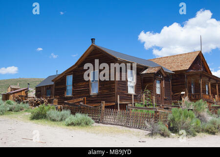 Bodie, CA, USA - 15 juillet 2011 : anciens bâtiments de Bodie, une ville fantôme d'origine de la fin des années 1800. Bodie est une ville fantôme dans les collines à l'est de t Bodie Banque D'Images
