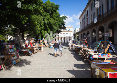 La Havane, Cuba - Janvier 22,2017 : stands de livres d'occasion au marché aux puces sur la Plaza de Armas Banque D'Images