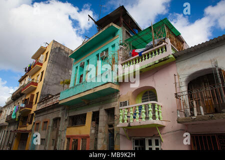 La Havane, Cuba - Janvier 22,2017 : bâtiments rénovés et en décomposition sur la rue principale dans la vieille ville de La Havane, Cuba Banque D'Images