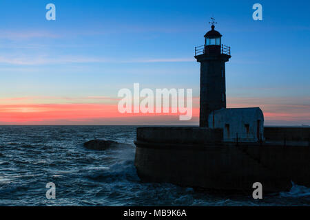 Soirée exceptionnelle sur le littoral de l'océan. Porto, Portugal. Banque D'Images