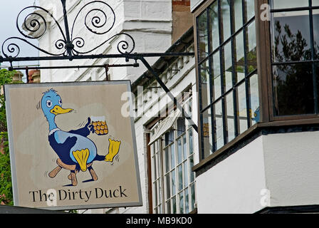 Stratford upon Avon et le fameux canard sale ou Black Swan public house. Banque D'Images