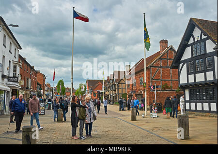 Stratford Upon Avon Street scene de Henley Street avec les touristes en dehors de William Shakespeare's birthplace le jour célébrant son anniversaire. Banque D'Images