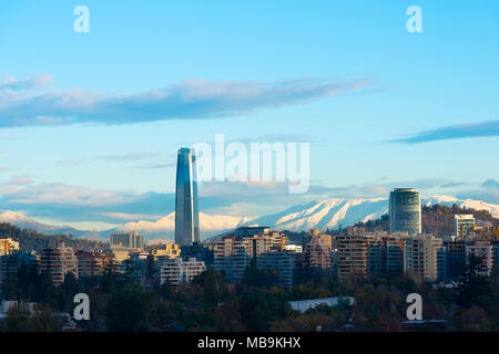 Des toits de bâtiments résidentiels à Las Condes, avec des collines de neige dans le dos, Santiago du Chili Banque D'Images