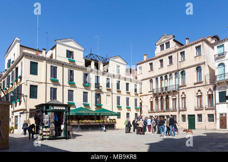 Campo Santa Marina et l'hôtel Santa Marina, Castello, Venise, Vénétie, Italie avec un voyage organisé autour d'un gatheredd pozzo ou à la tête de puits et kiosque Banque D'Images