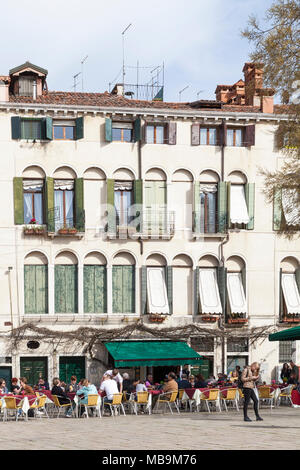 Campo San Polo, San Polo, Venise, Vénétie, Italie au printemps avec des gens assis à des tables à l'extérieur de la Pizzéria Bar Cico manger et boire Banque D'Images