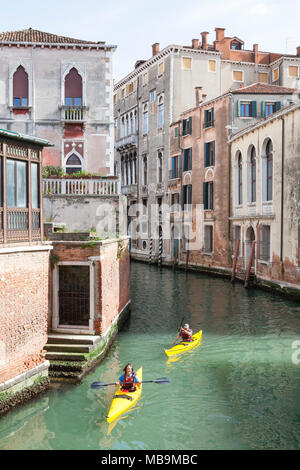 Rio San Polo, San Polo, Venise, Vénétie Italie. Deux touristes appréciant kayak et excursions en kayaks loués les canaux arrière Banque D'Images