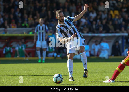 Napoli, Italie. Apr 7, 2018. Gonzalo Higuain de Juventus contrôle le ballon au cours de la Serie A TIM match entre Calvi et la Juventus au Stadio Ciro Vigorito en Benevento, Italie. Credit : Giampiero Sposito/Alamy Live News Banque D'Images