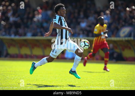 Napoli, Italie. Apr 7, 2018. Juan Cuadrado de Juventus contrôle le ballon au cours de la Serie A TIM match entre Calvi et la Juventus au Stadio Ciro Vigorito en Benevento, Italie. Credit : Giampiero Sposito/Alamy Live News Banque D'Images