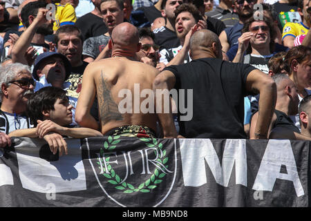 Napoli, Italie. Apr 7, 2018. Les partisans de la Juventus en Serie A match TIM pendant entre Calvi et la Juventus au Stadio Ciro Vigorito en Benevento, Italie. Credit : Giampiero Sposito/Alamy Live News Banque D'Images