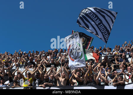 Napoli, Italie. Apr 7, 2018. Les partisans de la Juventus en Serie A match TIM pendant entre Calvi et la Juventus au Stadio Ciro Vigorito en Benevento, Italie. Credit : Giampiero Sposito/Alamy Live News Banque D'Images