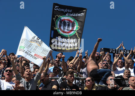 Napoli, Italie. Apr 7, 2018. Les partisans de la Juventus en Serie A match TIM pendant entre Calvi et la Juventus au Stadio Ciro Vigorito en Benevento, Italie. Credit : Giampiero Sposito/Alamy Live News Banque D'Images