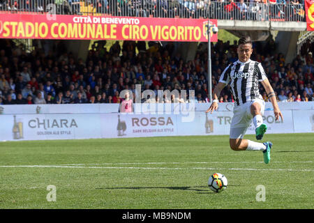 Napoli, Italie. Apr 7, 2018. Paulo Dybala Juventus de contrôle le ballon au cours de la Serie A TIM match entre Calvi et la Juventus au Stadio Ciro Vigorito en Benevento, Italie. Credit : Giampiero Sposito/Alamy Live News Banque D'Images