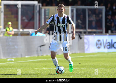 Napoli, Italie. Apr 7, 2018. Stephan Lichtsteiner de Juventus contrôle le ballon au cours de la Serie A TIM match entre Calvi et la Juventus au Stadio Ciro Vigorito en Benevento, Italie. Credit : Giampiero Sposito/Alamy Live News Banque D'Images