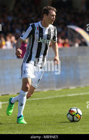 Napoli, Italie. Apr 7, 2018. Stephan Lichtsteiner de Juventus contrôle le ballon au cours de la Serie A TIM match entre Calvi et la Juventus au Stadio Ciro Vigorito en Benevento, Italie. Credit : Giampiero Sposito/Alamy Live News Banque D'Images