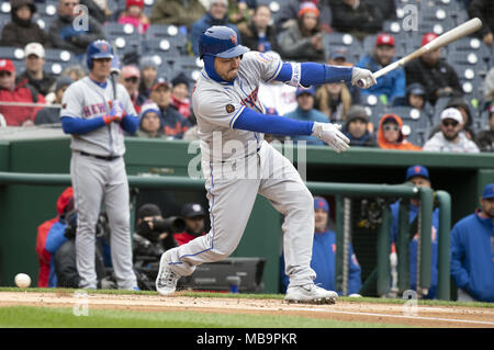 Washington, District de Columbia, Etats-Unis. Apr 7, 2018. New York Mets catcher Travis d'Arnaud (18) frappe dehors dans la première manche contre les Nationals de Washington au Championnat National Park à Washington, DC Le samedi 7 avril 2018.Crédit : Ron Sachs/CNP. Credit : Ron Sachs/CNP/ZUMA/Alamy Fil Live News Banque D'Images