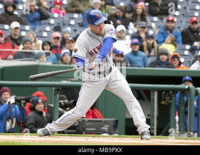 Washington, District de Columbia, Etats-Unis. Apr 7, 2018. Mets de New York de troisième but Todd Frazier (21) grèves dans la première manche contre les Nationals de Washington au Championnat National Park à Washington, DC Le samedi 7 avril 2018.Crédit : Ron Sachs/CNP. Credit : Ron Sachs/CNP/ZUMA/Alamy Fil Live News Banque D'Images