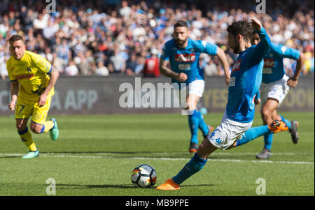 Naples, Campanie, Italie. 8Th apr 2018. Dries Mertens de SSC Napoli tirer le coup de pied de pénalité au cours de la série d'un match de football entre SSC Napoli et AC Chievo Verona au stade San Paolo. Vicinanza/crédit : Ernesto SOPA Images/ZUMA/Alamy Fil Live News Banque D'Images