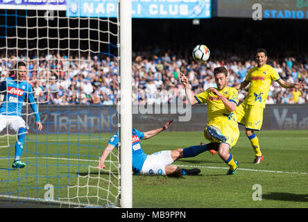 Naples, Campanie, Italie. 8Th apr 2018. Bani de Chievo en action au cours de la série d'un match de football entre SSC Napoli et AC Chievo Verona au stade San Paolo. Vicinanza/crédit : Ernesto SOPA Images/ZUMA/Alamy Fil Live News Banque D'Images