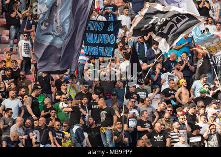 Naples, Campanie, Italie. 8Th apr 2018. Fans de la Naples célébrer au cours de la serie d'un match de football entre SSC Napoli et AC Chievo Verona au stade San Paolo. Vicinanza/crédit : Ernesto SOPA Images/ZUMA/Alamy Fil Live News Banque D'Images