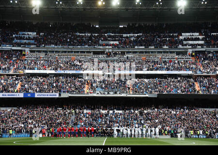 Madrid, Madrid, Espagne. 8Th apr 2018. Salut les équipes au début de la partie. Real Madrid et l'Atlético de Madrid au Stade Santiago Bernabeu. Credit : Manu Haiti/SOPA Images/ZUMA/Alamy Fil Live News Banque D'Images