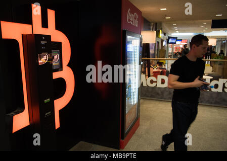 Cracovie, Pologne. 8Th apr 2018. Un distributeur automatique de l'ambassade Bitcoin vu à la gare de Cracovie.Bitcoin est actuellement la plus populaire cryptocurrency en circulation. Credit : Omar Marques/SOPA Images/ZUMA/Alamy Fil Live News Banque D'Images