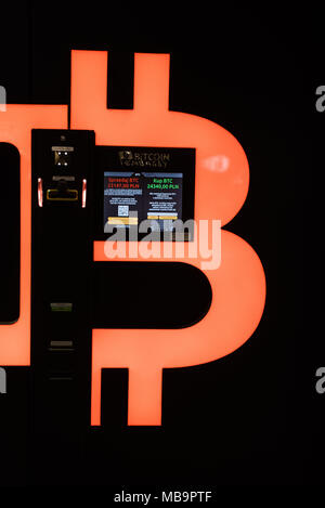 Cracovie, Pologne. 8Th apr 2018. Un distributeur automatique de l'ambassade Bitcoin vu à la gare de Cracovie.Bitcoin est actuellement la plus populaire cryptocurrency en circulation. Credit : Omar Marques/SOPA Images/ZUMA/Alamy Fil Live News Banque D'Images