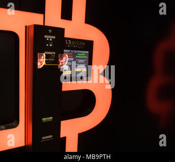 Cracovie, Pologne. 8Th apr 2018. Un distributeur automatique de l'ambassade Bitcoin vu à la gare de Cracovie.Bitcoin est actuellement la plus populaire cryptocurrency en circulation. Credit : Omar Marques/SOPA Images/ZUMA/Alamy Fil Live News Banque D'Images