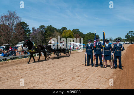 Pinehurst, Caroline du Nord, USA. 8Th apr 2018. 8 avril 2018 - Pinehurst, Caroline du Nord, USA - US Air Force ROTC Junior cadets stand au Village reste comme parade de Pinehurst Maire Nancy Fiorillo est amené sur la piste pour la cérémonie d ouverture au 69e rapport annuel de printemps de courses attelées en matinée parrainé par le Club de formation de conduite et de Pinehurst, au chemin de faisceau, Pinehurst Pinehurst, N.C. La piste est un faisceau de Pinehurst 111 acres equestrian installation qui a été un centre de formation d'hiver pour les chevaux de race standardbred depuis 1915. Cette année le 103e anniversaire de la commémoration de la course de la voie. (Crédit Im Banque D'Images