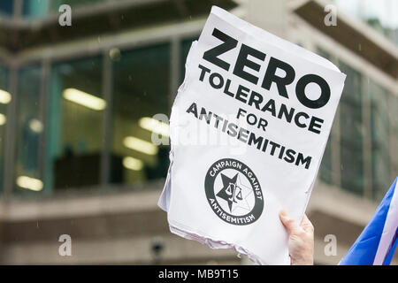 Londres, Royaume-Uni. 8 avril 2018. Juifs et non-juifs assistent à une manifestation organisée par la campagne contre l’antisémitisme devant le siège du Parti travailliste pour faire pression sur ses dirigeants afin qu’ils démontrent une approche de « tolérance zéro » à l’égard de l’antisémitisme. Crédit : Mark Kerrison/Alamy Live News Banque D'Images