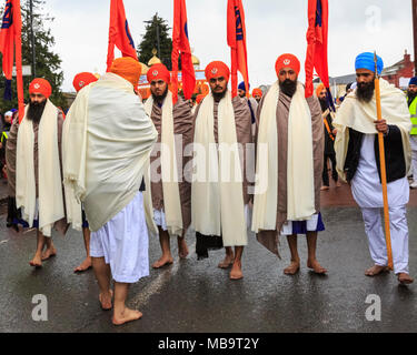 Southall, Londres, 8 avril 2018.les cinq hommes sikhs qui représentent le Panj Pyare (cinq hommes bien-aimés). Les Sikhs de Londres célèbrent Vaisakhi, la naissance de la Khalsa et le festival de la récolte avec la procession annuelle de Southall Vaisakhi Nagar Kirtan. De la Havelock Road Gurdwara à la Park Avenue Gurdwara. La journée de Vaisakhi sera le 14 avril. Credit: Imagetraceur News et Sports/Alamy Live News Banque D'Images