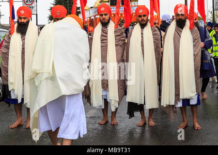 Southall, Londres, le 8 avril 2018. Les cinq Sikh hommes qui représentent le Panj Pyare (cinq bien-aimés). Les Sikhs de Londres célèbrent Vaisakhi, la naissance de la Khalsa et le festival de la récolte avec la procession annuelle de Southall Vaisakhi Nagar Kirtan de Havelock Road Gurdwara à Park Avenue Gurdwara. Credit: Imagetraceur News et Sports/Alamy Live News Banque D'Images