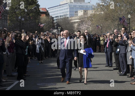 WASHINGTON, DC - SEMAINE DU 06 AVRIL : la conseillère à la sécurité nationale, le lieutenant général H.R. McMaster, rejoint par son épouse, Kathleen, reconnaît les applaudissements des membres du personnel de la Maison Blanche, le vendredi 6 avril 2018, à l'extérieur de l'aile ouest de la Maison Blanche, se sont réunis pour dire adieu à l'Université McMaster, qui a présenté sa démission de son poste le mois dernier : Le président Donald Trump Banque D'Images