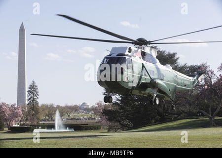 WASHINGTON, DC - SEMAINE DU 05 AVRIL : Marine One, avec le Président Donald J. Trump à bord, se prépare à atterrir sur la pelouse Sud de la Maison Blanche, jeudi 5 avril 2018, dans un contexte de le Washington Monument et le Jefferson Memorial, en tant que président Trump revient d'assister à une réforme fiscale en Virginie de l'ouest de l'événement : Le président Donald Trump Banque D'Images