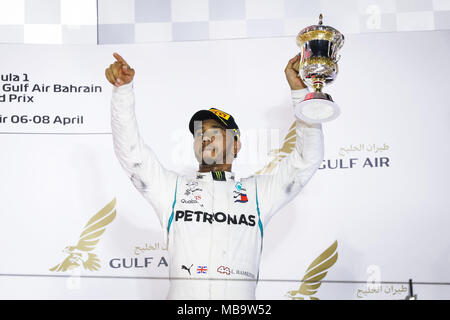 Sakhir, Bahreïn. Le 08 Avr, 2018. Lewis Hamilton (GBR), Mercedes AMG Petronas F1 GP W09 puissance EQ hybride , portrait podium durant 2018 Championnat du Monde FIA de Formule 1, Grand Prix de Bahreïn, dans le monde de l'utilisation | Credit : dpa/Alamy Live News Banque D'Images