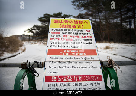 KIRISHIMA, LE JAPON - le 8 avril : Un panneau d'avertissement aux visiteurs de ne pas traverser la zone de 1 km autour de Iouyama, près du Mont Shinmoedake Kirishima dans la montagne dans la préfecture de Kagoshima, au sud du Japon sur l'île de Kyushu, 8 avril 2018. Selon l'Agence Météorologique Japonaise, Kagaoshima la préfecture de Miyazaki et autorités officielles locales signalent que la zone qui est toujours en danger de coulées pyroclastiques et des roches volcaniques dans la région. (Photo : Richard Atrero de Guzman/AFLO) Banque D'Images