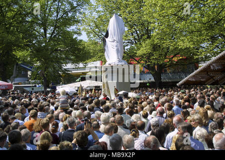 Berlin, Allemagne. 12 mai, 2003. Une réplique du monument à Frédéric II, qui ont disparu en 1945, est dévoilé à la place du marché à Berlin-Friedrichshagen. La statue a été créée par le sculpteur arménien Spartak Babayan. Le mémorial de bronze a été coulé à la fonderie Seiler dans Schoeneiche. Utilisation dans le monde entier | Credit : dpa/Alamy Live News Banque D'Images