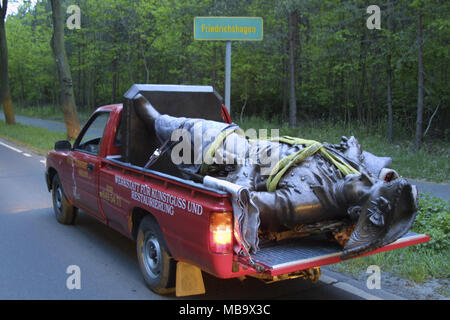 Berlin, Allemagne. 10 mai, 2003. Une camionnette entraîne le nouveau cast monument à Frédéric II de la place du marché, en Berlin-Friedrichshagen. Le mémorial de bronze a été coulé à la fonderie Seiler dans Schoeneiche. Utilisation dans le monde entier | Credit : dpa/Alamy Live News Banque D'Images