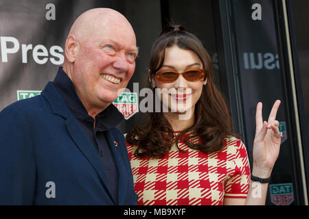 Tokyo, Japon. Le 9 avril, 2018. Modèle américain Bella Hadid (R) et Jean-Claude Biver Président-directeur général de TAG Heuer, poser pour les caméras au cours d'une cérémonie d'ouverture d'une nouvelle boutique TAG Heuer à Ginza, le 9 avril 2018, Tokyo, Japon. Hadid agit comme un ambassadeur de la marque suisse de luxe dont la boutique s'ouvre au public le 1er avril. Credit : Rodrigo Reyes Marin/AFLO/Alamy Live News Banque D'Images