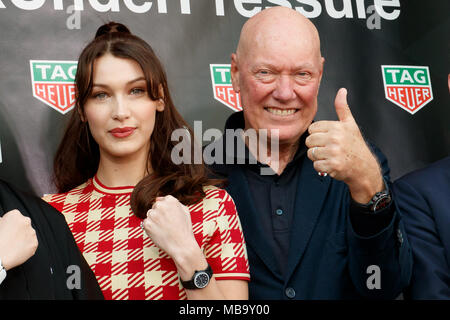 Tokyo, Japon. Le 9 avril, 2018. Modèle américain Bella Hadid (R) et Jean-Claude Biver Président-directeur général de TAG Heuer, poser pour les caméras au cours d'une cérémonie d'ouverture d'une nouvelle boutique TAG Heuer à Ginza, le 9 avril 2018, Tokyo, Japon. Hadid agit comme un ambassadeur de la marque suisse de luxe dont la boutique s'ouvre au public le 1er avril. Credit : Rodrigo Reyes Marin/AFLO/Alamy Live News Banque D'Images