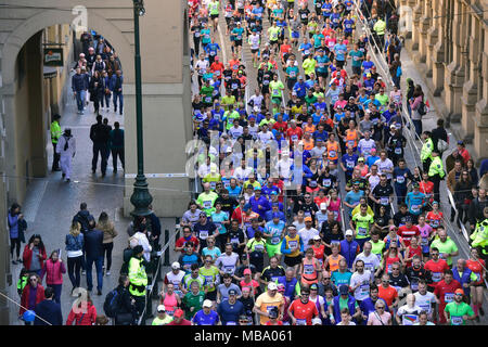 Prague, République tchèque. 07Th avr, 2018. Les coureurs sont vu sur la course pendant la demi-marathon de Prague à Prague, en République tchèque, le 7 avril 2018. Photo : CTK/Vondrous Romain Photo/Alamy Live News Banque D'Images