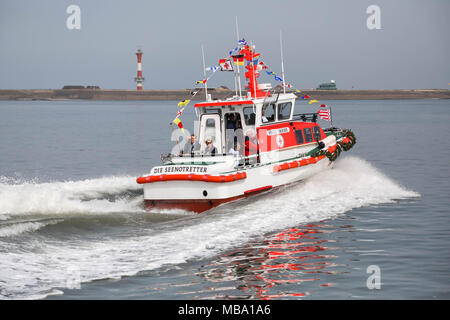 08 avril 2018, l'Allemagne, Wangerooge : Après la cérémonie de lancement du nouveau bateau de sauvetage maritime 'FRITZ THIEME', des invités spéciaux ont bénéficié d'une visite guidée de la côte de l'île de Wangerooge. Photo : afp/Assanimoghaddam Mohssen Banque D'Images