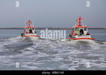 08 avril 2018, l'Allemagne, Wangerooge : Après la cérémonie de lancement du nouveau bateau de sauvetage maritime 'FRITZ THIEME' (l), des invités spéciaux ont bénéficié d'une visite guidée de la côte de l'île de Wangerooge dans la mer du Nord. Le bateau est accompagné d'un autre navire de sauvetage, le 'NEUHARLINGERSIEL'. Photo : afp/Assanimoghaddam Mohssen Banque D'Images