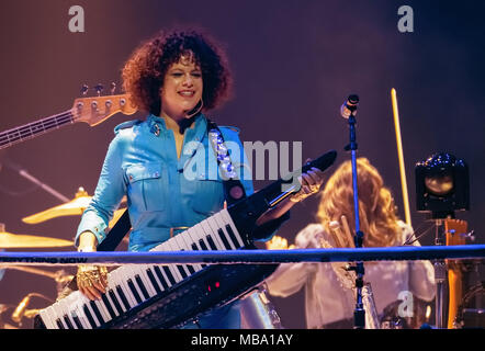 Manchester, UK. 8Th apr 2018. Régine Chassagne du groupe de rock indépendant Arcade Fire live à la Manchester Arena dans le cadre de leur infinie contenu visite, Crédit : Andy Von Pip/ZUMA/Alamy Fil Live News Banque D'Images