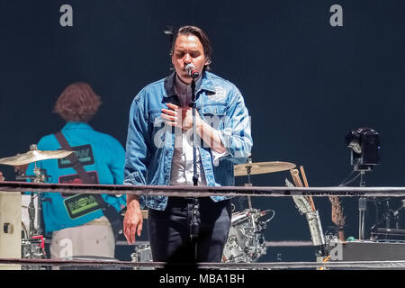 Manchester, UK. 8Th apr 2018. WILLIAM BUTLER, du groupe de rock indépendant canadien Arcade Fire live à la Manchester Arena dans le cadre de leur infinie contenu visite, Crédit : Andy Von Pip/ZUMA/Alamy Fil Live News Banque D'Images