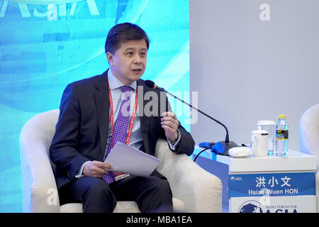 (180409) --, 9 avril 2018 (Xinhua) -- Hsiao-Wuen Hon, corporate vice président de Microsoft, président de l'Asie-Pacifique Microsoft Groupe R&D et directeur général de Microsoft Research Asia, préside la session de "La prochaine vague de la révolution technologique" pendant le Forum de Boao pour l'Asie Conférence annuelle en 2018, le sud de la Chine, province de Hainan, le 9 avril 2018. (Xinhua/Xing Guangli) (wyl) Banque D'Images