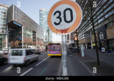 09 avril 2018, Allemagne, Berlin : un signe montre la nouvelle limite de vitesse de 30 km/h que les autorités de transport sont temporairement la mise en œuvre sur la Leipziger Street. La mesure est censée améliorer la qualité de l'air. Photo : Jörg Carstensen/dpa Banque D'Images